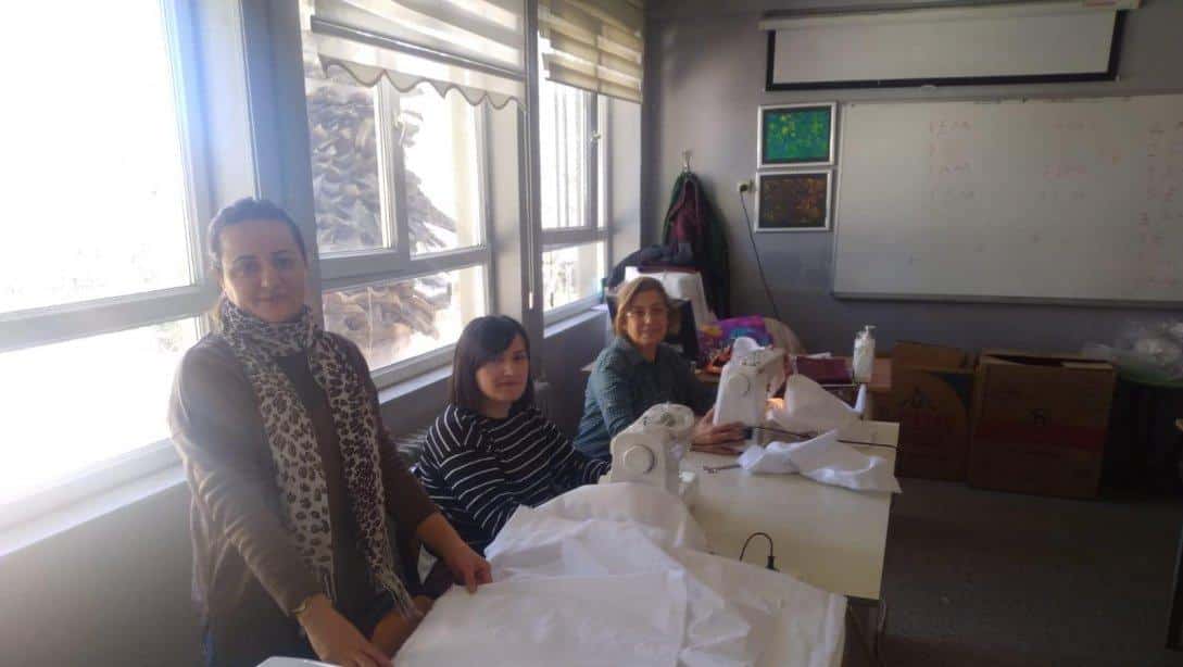 Kiraz Halk Eğitimi Merkezimiz usta öğreticileri ve kursiyerleri tarafından deprem bölgesine gönderilmek üzere yastık üretimine başladı.